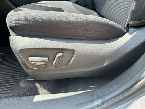 Used 2023 Toyota Highlander LE AWD/4WD image 38
