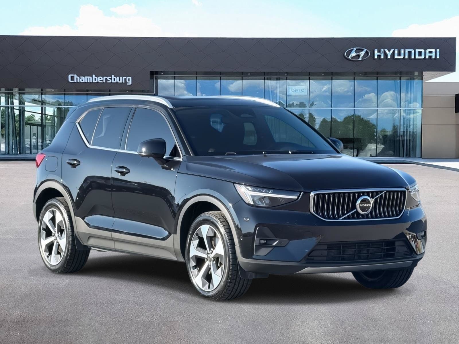 Used 2024 Volvo XC40 B5 Plus AWD/4WD image 1