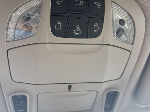 Used 2018 Chrysler Pacifica Limited w/ Tire & Wheel Group FWD image 26