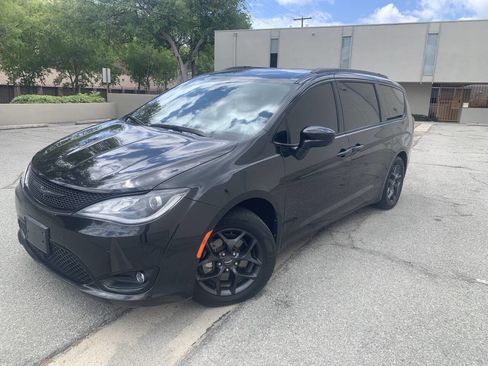 Used 2019 Chrysler Pacifica Touring-L FWD image 4