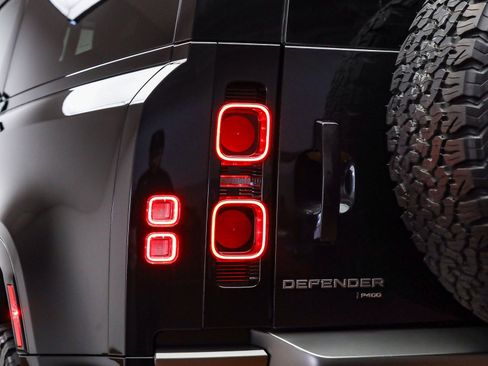 Used 2021 Land Rover Defender 90 X-Dynamic S image 9