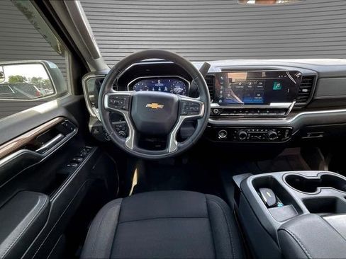 Used 2024 Chevrolet Silverado 1500 LT AWD/4WD image 9