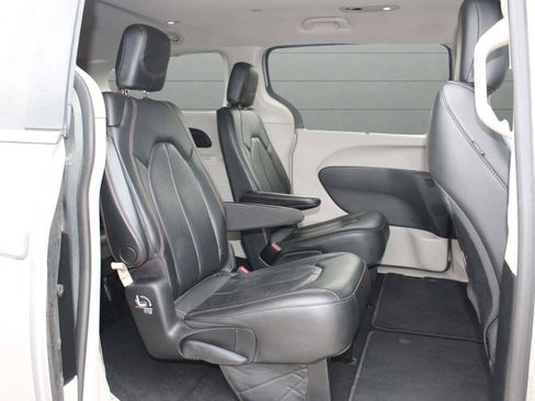 Used 2020 Chrysler Pacifica Touring-L FWD image 18