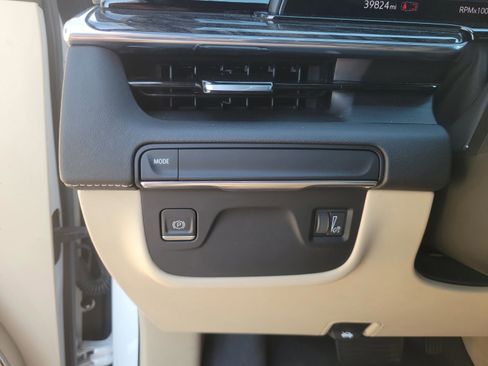 Used 2021 Cadillac Escalade Premium Luxury image 34