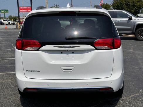 Used 2019 Chrysler Pacifica Touring-L FWD image 6