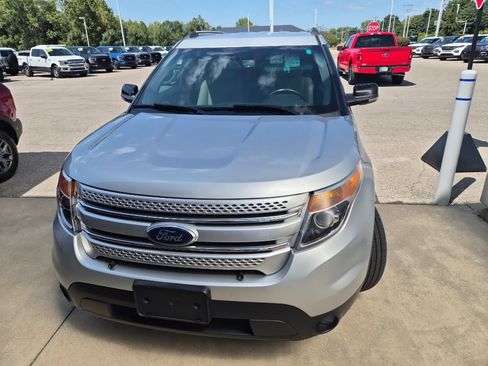 Used 2013 Ford Explorer XLT AWD/4WD image 3