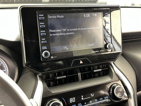 Used 2021 Toyota Venza LE image 16