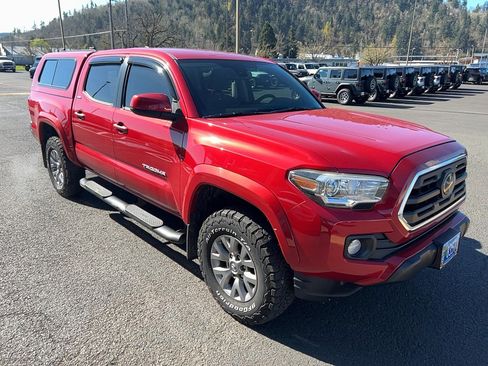 Used 2018 Toyota Tacoma SR5 image 2