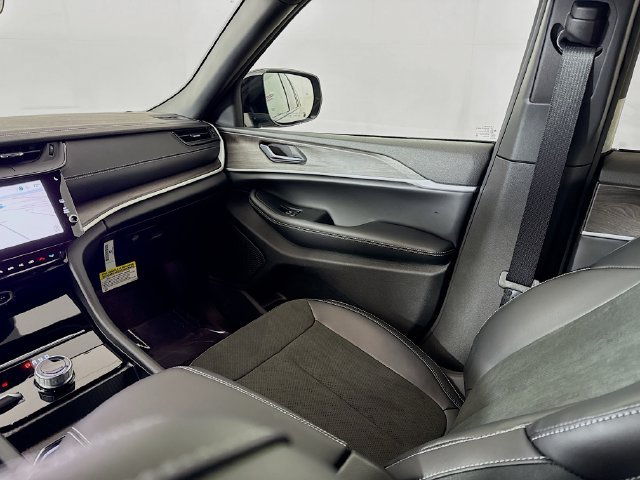New 2026 Jeep Grand Cherokee Altitude AWD/4WD image 22