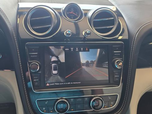 Used 2017 Bentley Bentayga AWD/4WD image 29
