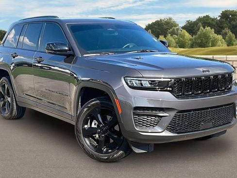 Used 2022 Jeep Grand Cherokee Altitude AWD/4WD image 2
