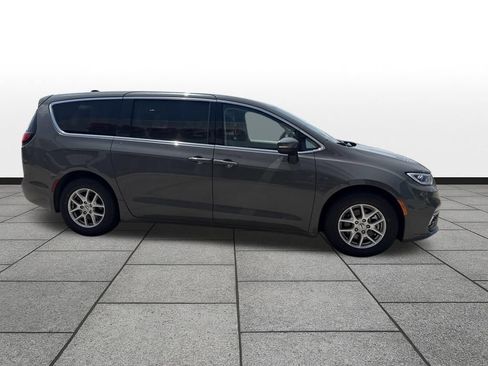 Used 2023 Chrysler Pacifica Touring-L FWD image 34