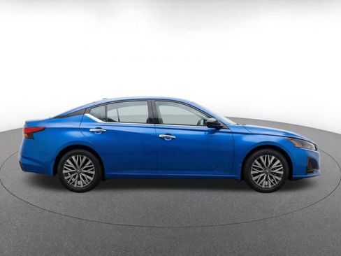 Used 2025 Nissan Altima 2.5 SV FWD image 10