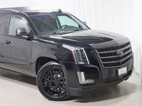 Used 2017 Cadillac Escalade ESV Luxury image 2
