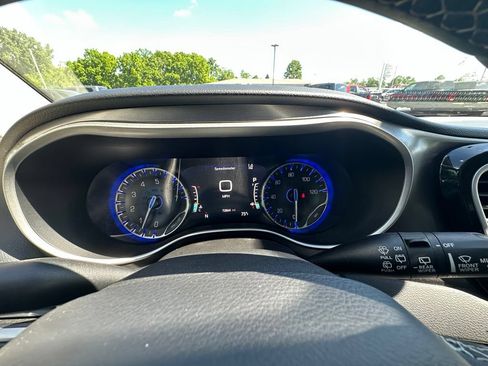 Used 2023 Chrysler Pacifica Touring-L FWD image 18