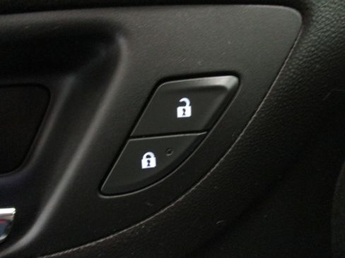 Used 2021 Chevrolet Equinox LT w/ Driver Convenience Package image 16