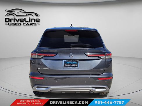 Used 2025 Mitsubishi Outlander SE image 3