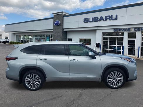 Used 2025 Toyota Highlander Platinum AWD/4WD image 8