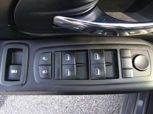 Used 2014 Dodge Grand Caravan SXT FWD image 11