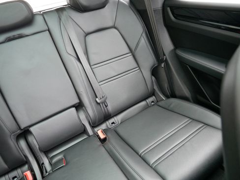 Used 2023 Porsche Cayenne AWD/4WD image 14