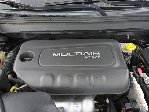 Used 2016 Jeep Cherokee Latitude w/ Cold Weather Group AWD/4WD image 18