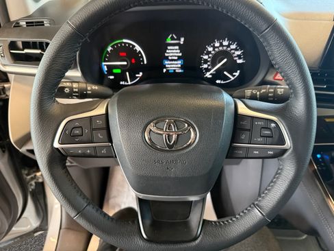 Used 2023 Toyota Sienna XLE w/ XLE Plus Package AWD/4WD image 13