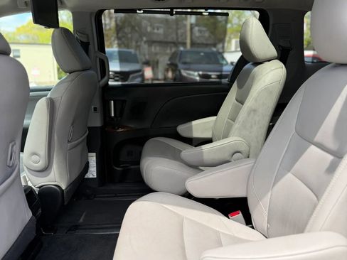 Used 2015 Toyota Sienna Limited AWD/4WD image 19