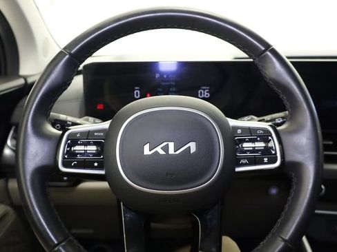 Used 2025 Kia Carnival FWD image 18