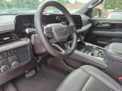 Used 2025 Chevrolet Suburban Z71 image 7