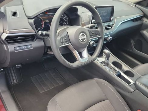 Used 2025 Nissan Altima 2.5 SV FWD image 14