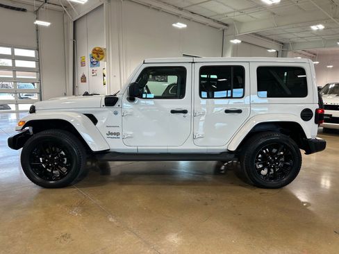Used 2022 Jeep Wrangler Unlimited Sahara image 5