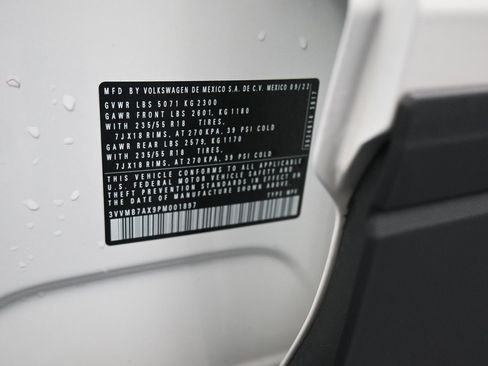 Used 2023 Volkswagen Tiguan SE w/ Panoramic Sunroof Package image 9