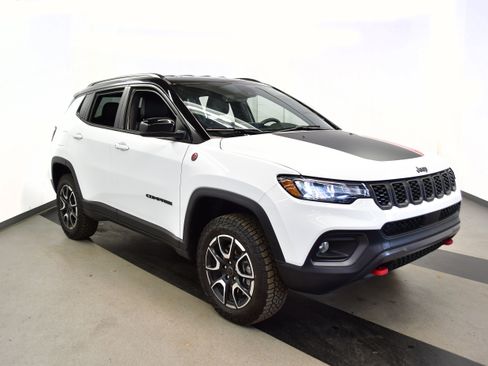 Used 2025 Jeep Compass Trailhawk AWD/4WD image 2