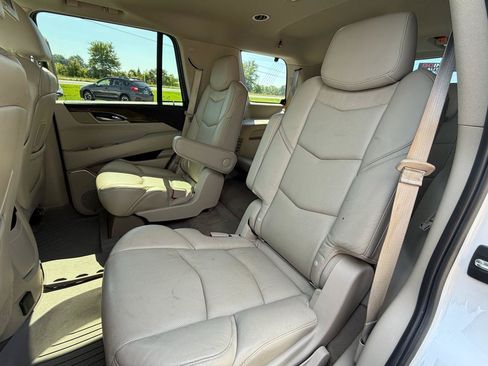 Used 2019 Cadillac Escalade Luxury AWD/4WD image 23