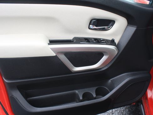 Used 2022 Nissan Titan SV w/ SV Convenience Package image 14