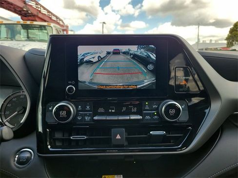 Used 2023 Toyota Highlander XLE image 24