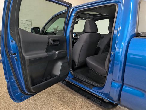 Used 2017 Toyota Tacoma TRD Sport AWD/4WD image 13
