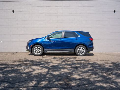 Used 2023 Chevrolet Equinox LT AWD/4WD image 2
