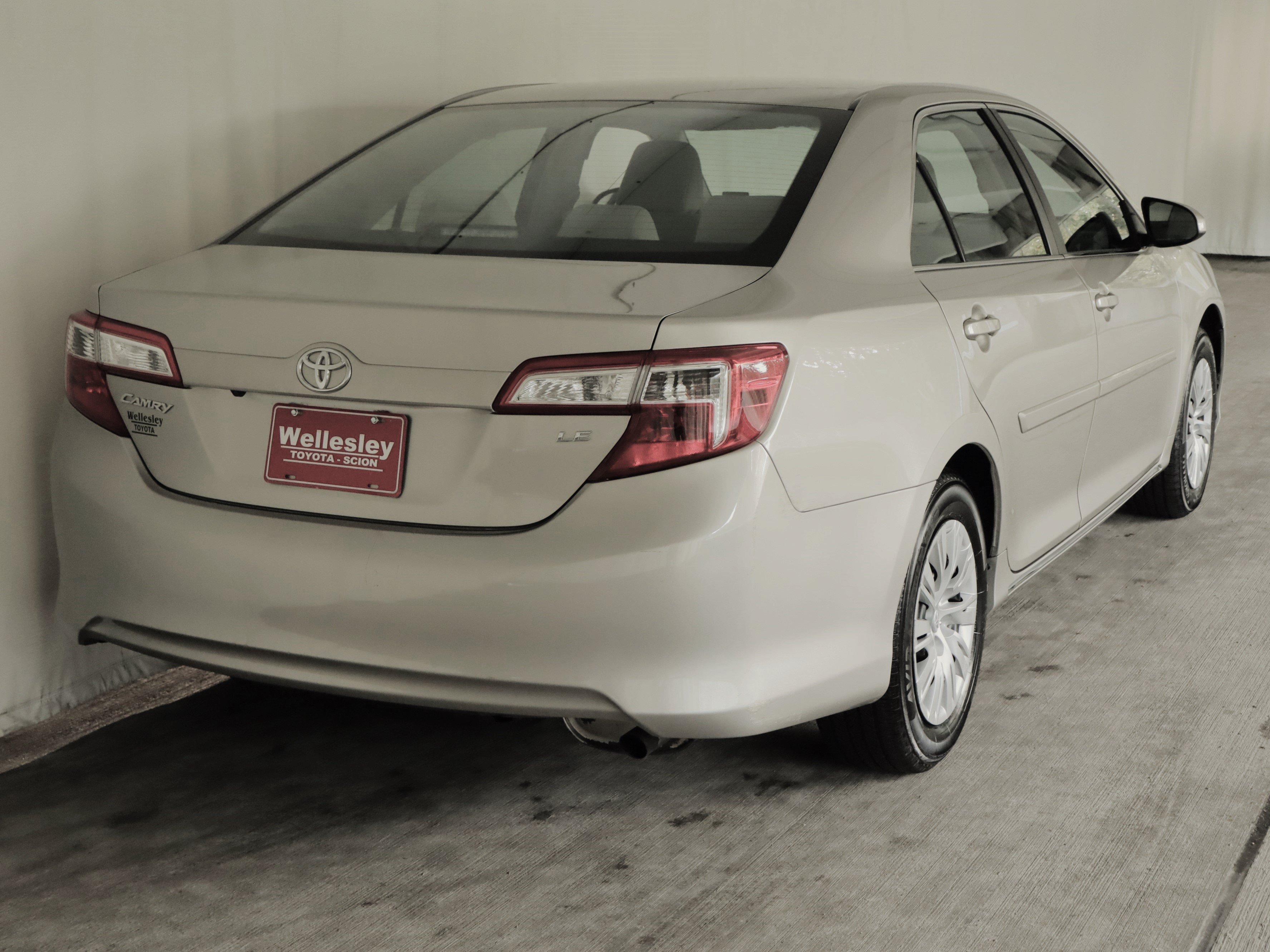 Used 2014 Toyota Camry LE FWD image 6