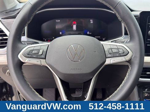 Used 2025 Volkswagen Taos SE w/ Panoramic Sunroof Package FWD image 15