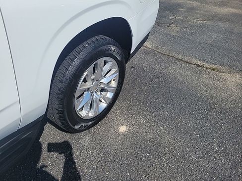 Used 2023 Chevrolet Suburban Premier image 17