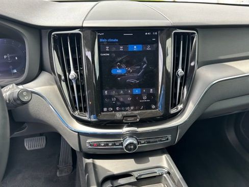 Used 2025 Volvo XC60 B5 Core AWD/4WD image 21