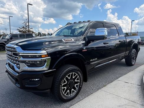Used 2025 RAM 2500 Limited AWD/4WD image 2