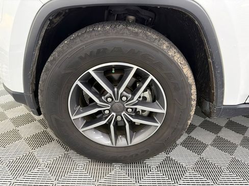 Used 2019 Jeep Grand Cherokee Limited image 12