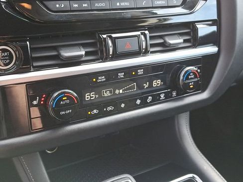 Used 2022 Nissan Pathfinder SV AWD/4WD image 16
