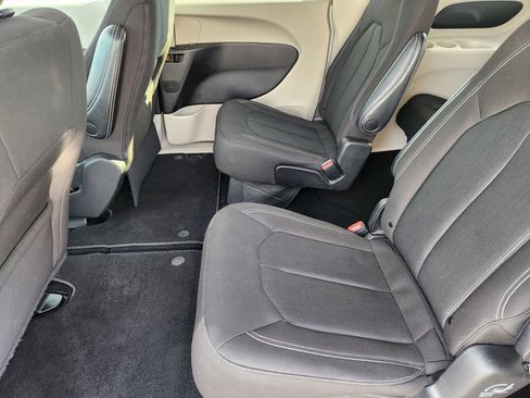 Used 2023 Chrysler Voyager LX image 30