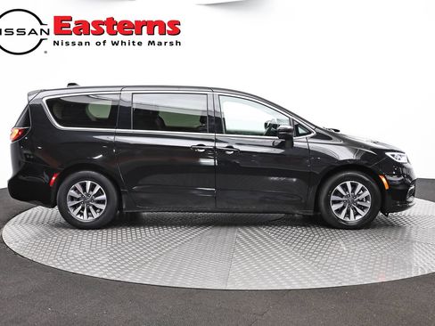 Used 2023 Chrysler Pacifica Touring-L FWD image 4