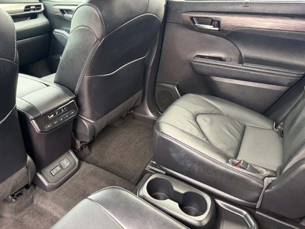 Used 2023 Toyota Highlander Limited AWD/4WD image 17