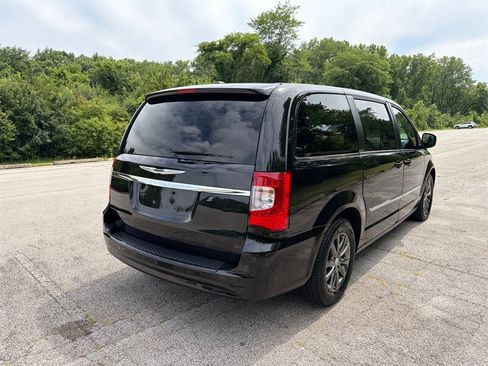 Used 2016 Chrysler Town & Country S FWD image 5