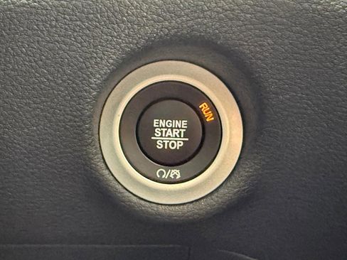 Used 2025 Chrysler Pacifica Limited image 17